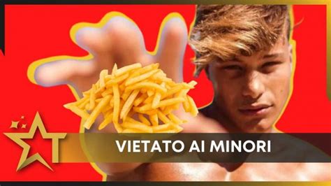 Denis Dosio si infila delle patatine del McDonald nel culo e ...